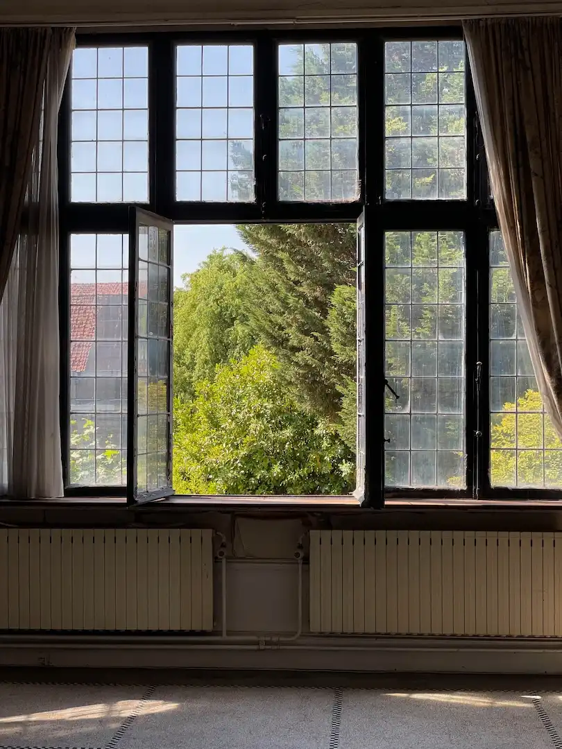 architecturale parel met zonnige stadstuin nabij de Ezelpoort foto 25