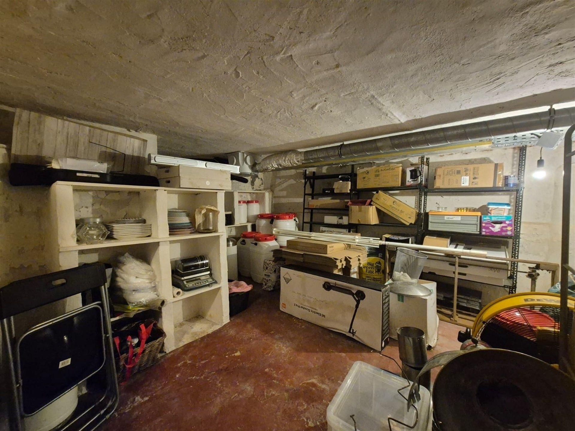 Gelijkvloerse kantoorruimte met kelder en terras. foto 24