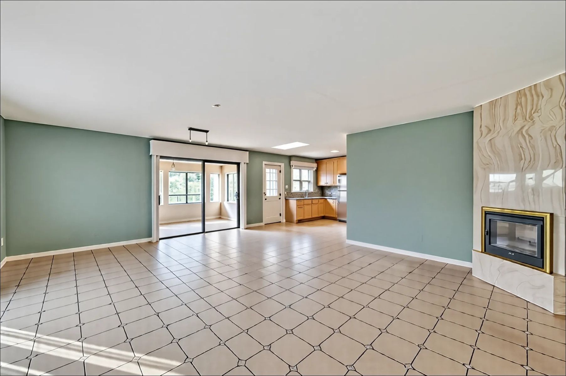 Ruime open bebouwing met zonnepanelen in residentiële wijk foto 5