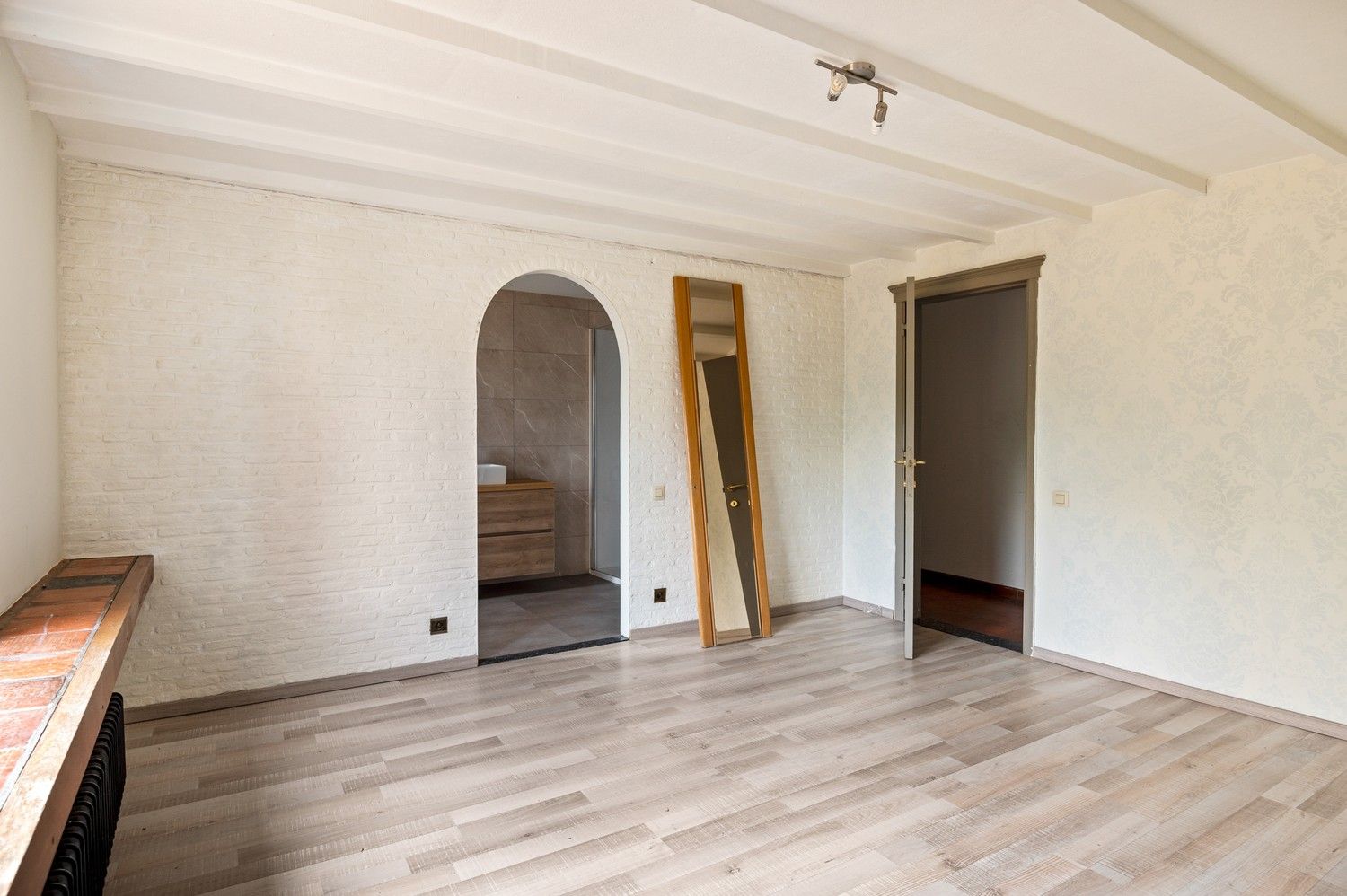 Polyvalent gebouw, appartement en magazijn te koop in Emblem! foto 15
