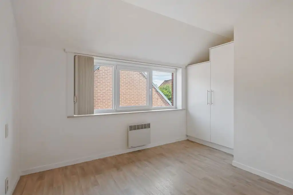 Recente woning met 2 slaapkamers, koer en privatieve parkeerplaats in het centrum van Celles! foto 9