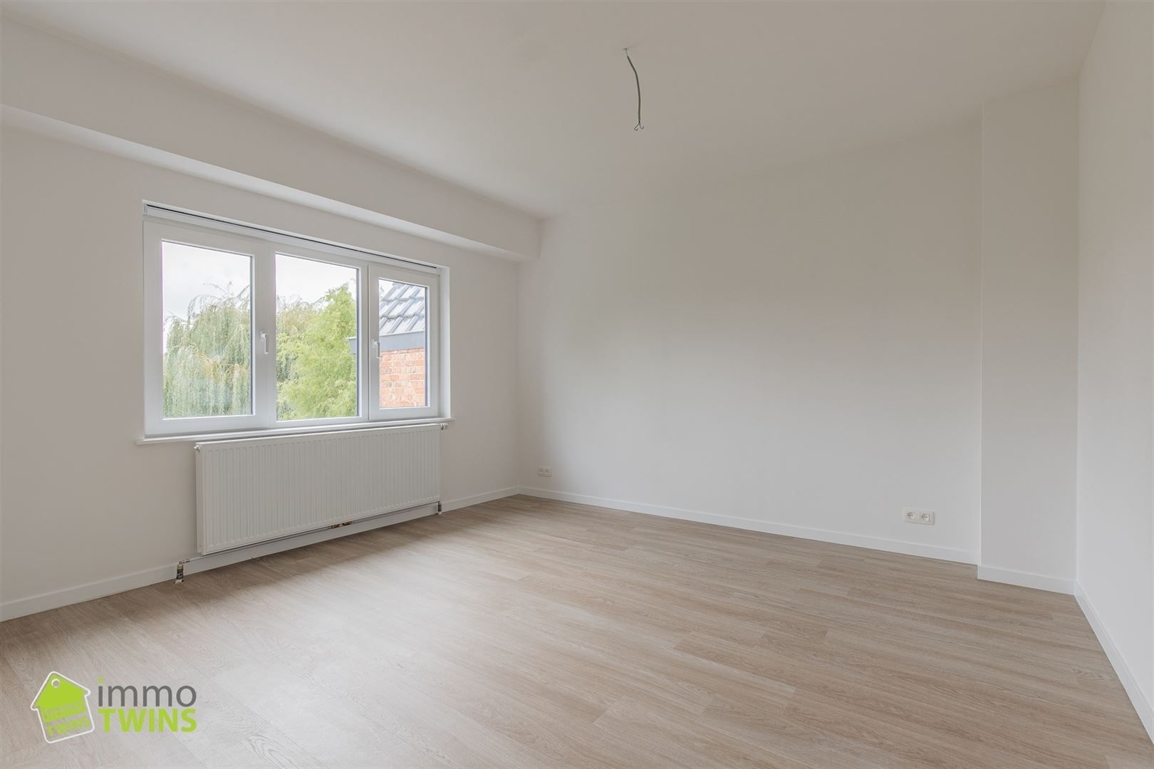 Ruime, stijlvol gerenoveerde woning met garage en oprit foto 20