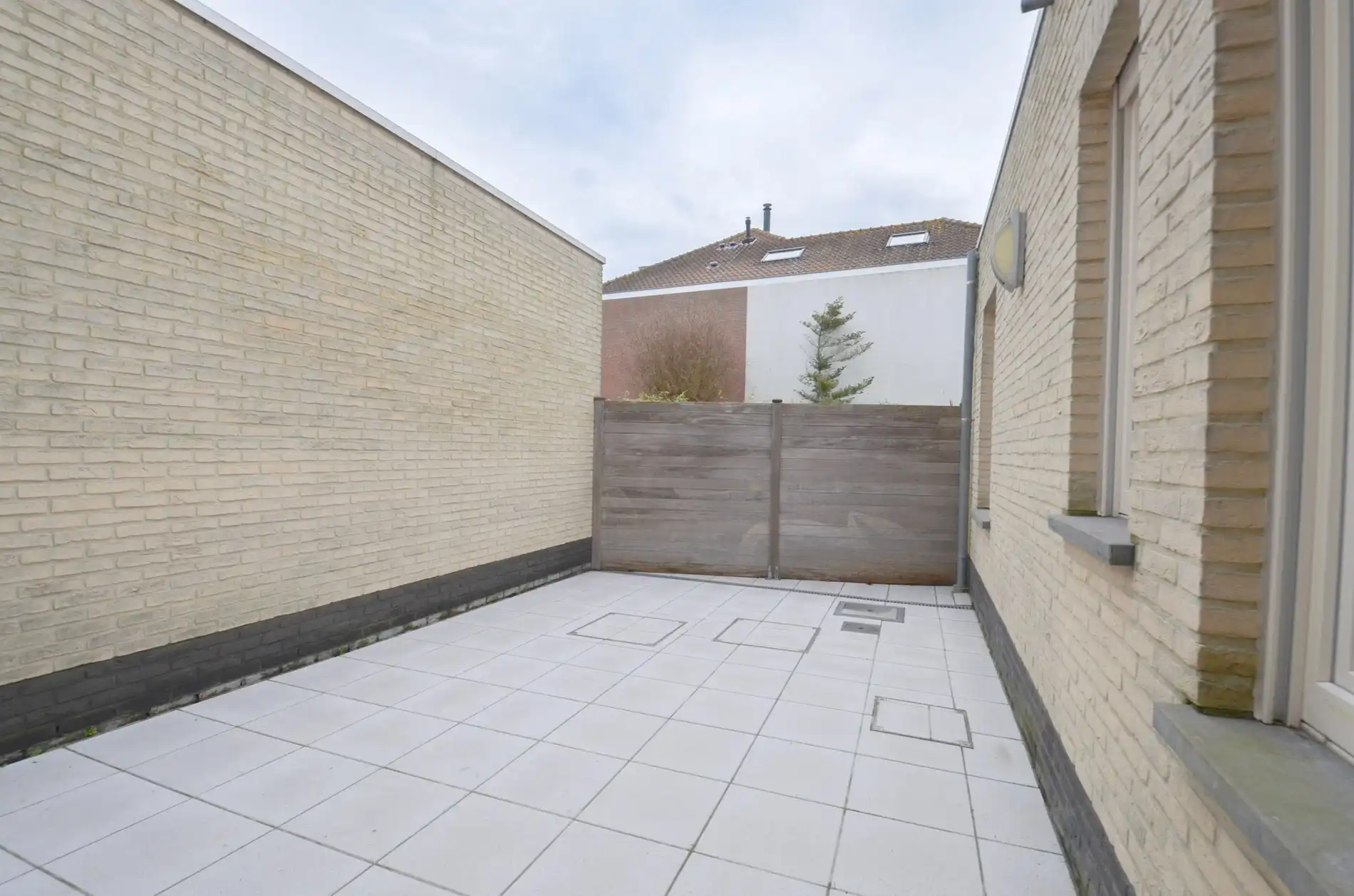 Ruime woning met ruime terrassen en een inpandige garage gelegen nabij de keuvelhoekstraat. foto 2