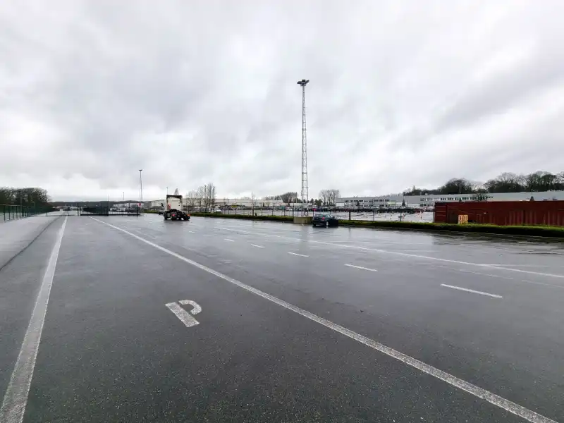 Verhard terrein / parking / buitenstockage te huur foto {{pictureIndex}}