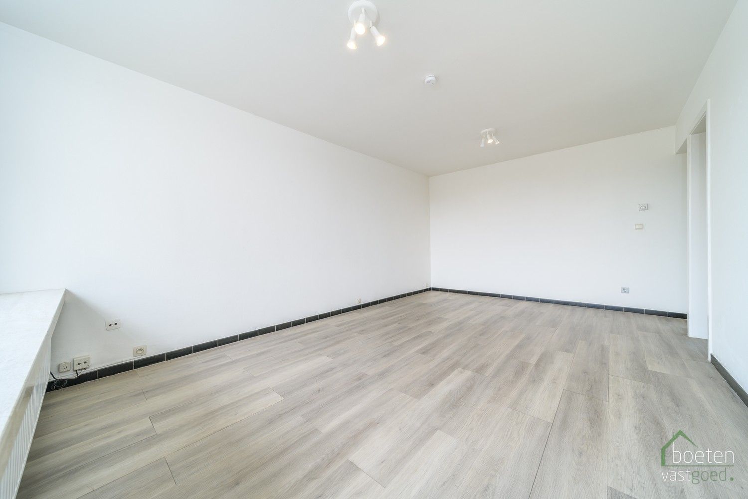 IEPER: Interessant 1 slaapkamer-appartement (4de verdiep) met alle basiscomfort op rustige doch vrij centrale ligging. foto 4