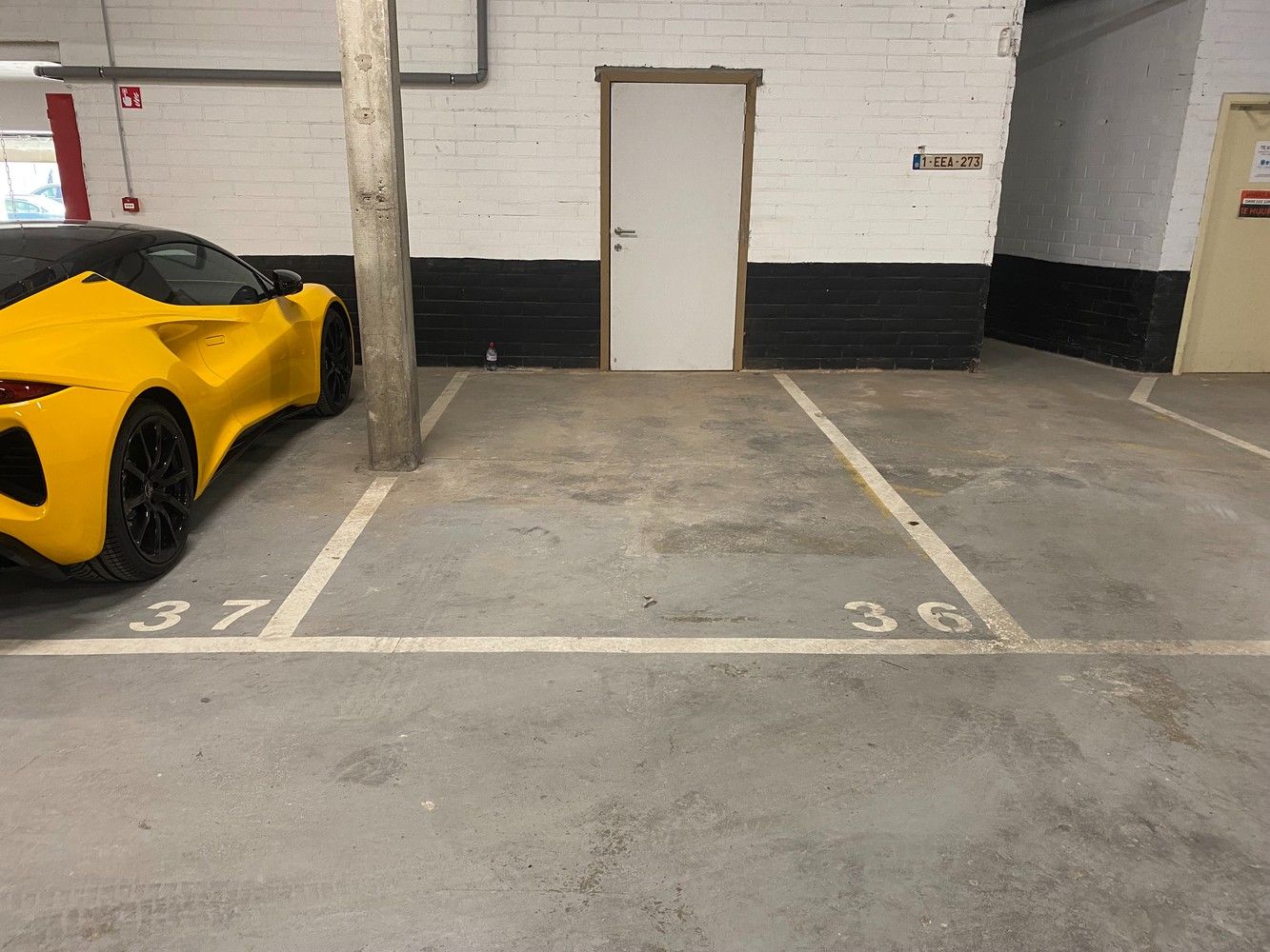 Magazijn met autostaanplaats te koop op een toplocatie in centrum Lier foto {{pictureIndex}}