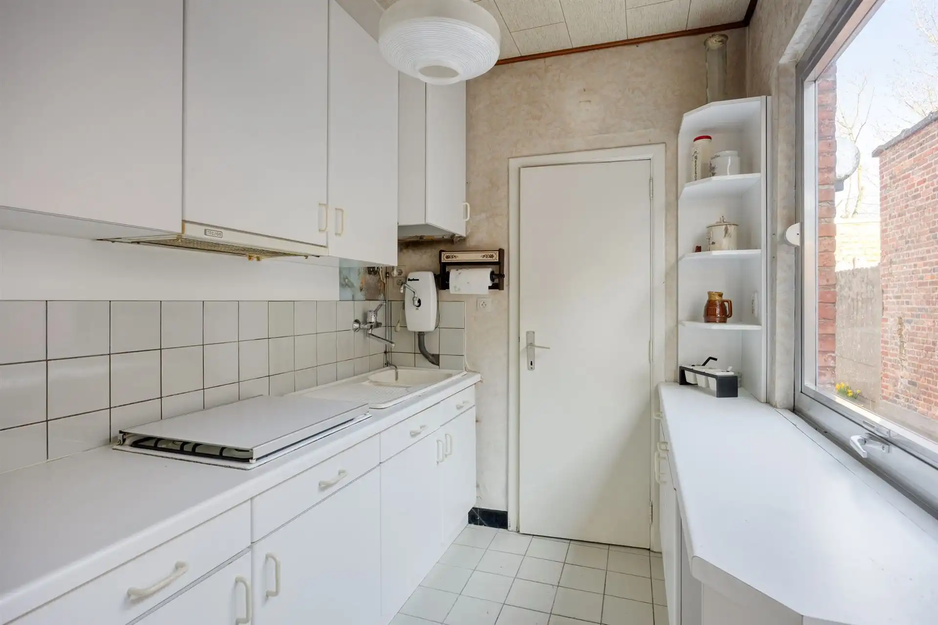 Te renoveren woning met 4 slaapkamers en tuin.  foto 10