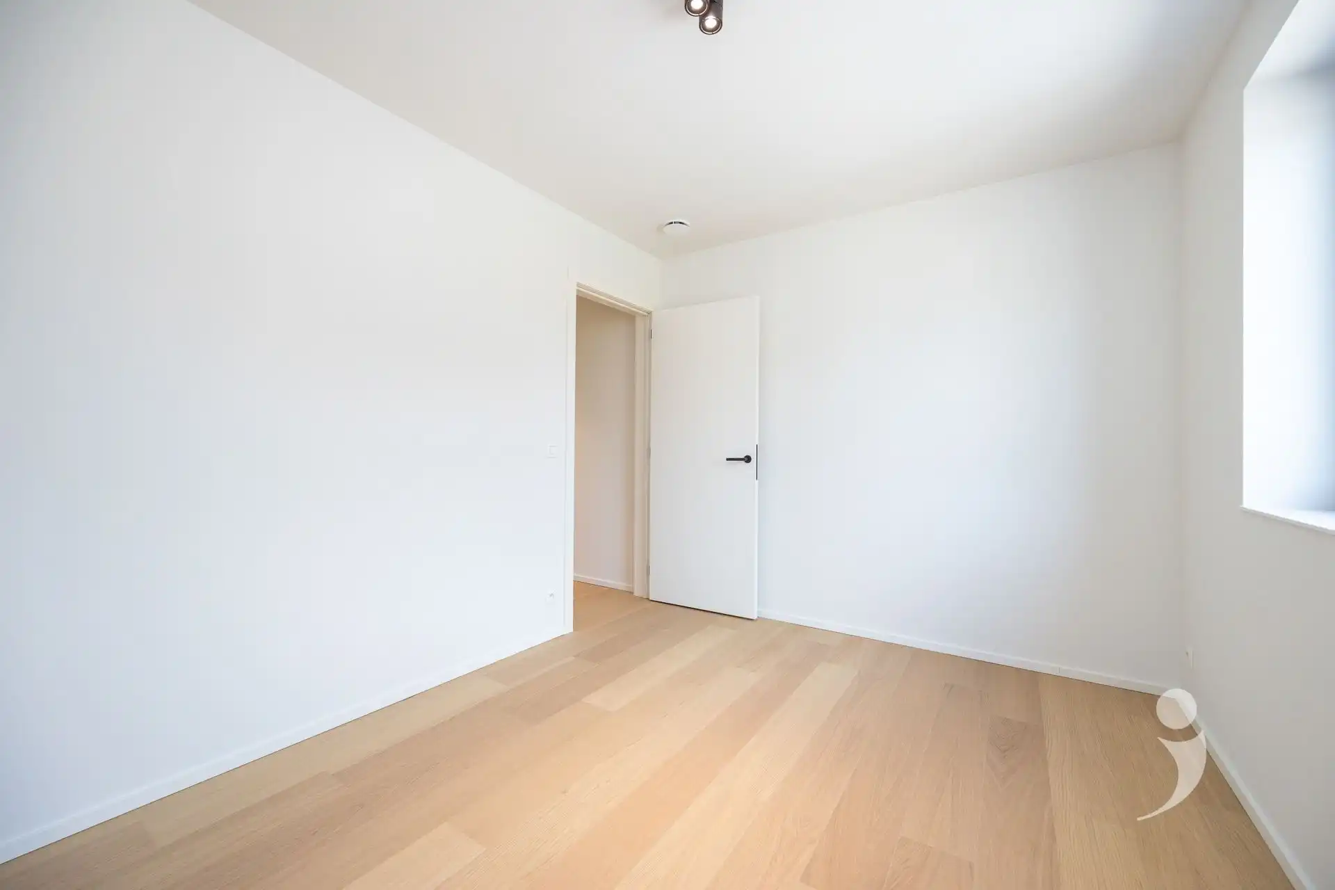 Nieuwbouwwoning met 4 slaapkamers en twee badkamers! foto 17