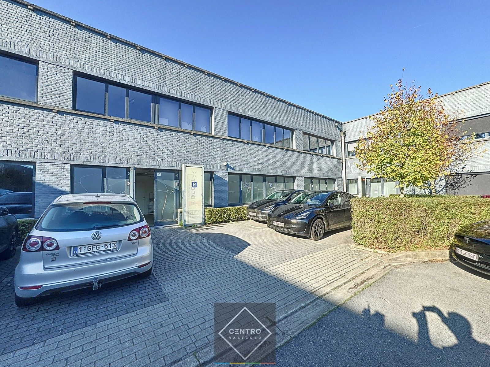 Instapklaar BEDRIJFSPAND bestaande uit MAGAZIJN (2.685m²) met 2 LAADKADEN en instapklare KANTOREN (2 x 703m² of 1.406m²) op industriezone "Herdersbrug" te Brugge foto 17