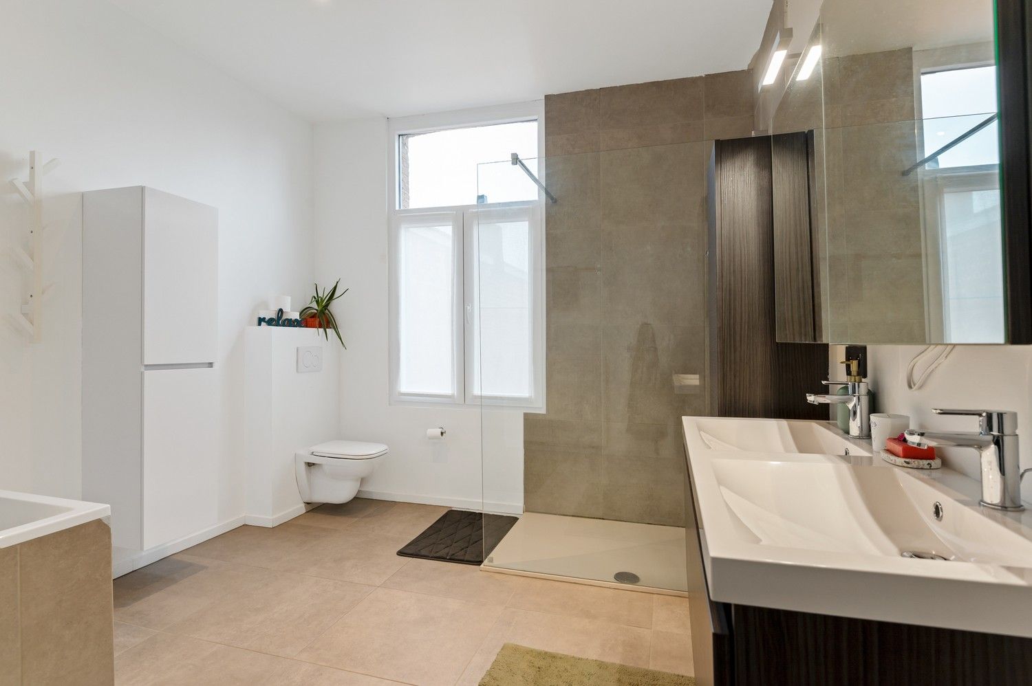 Instapklare, volledig gerenoveerde woning met uitstekende ligging in Schoten foto 11