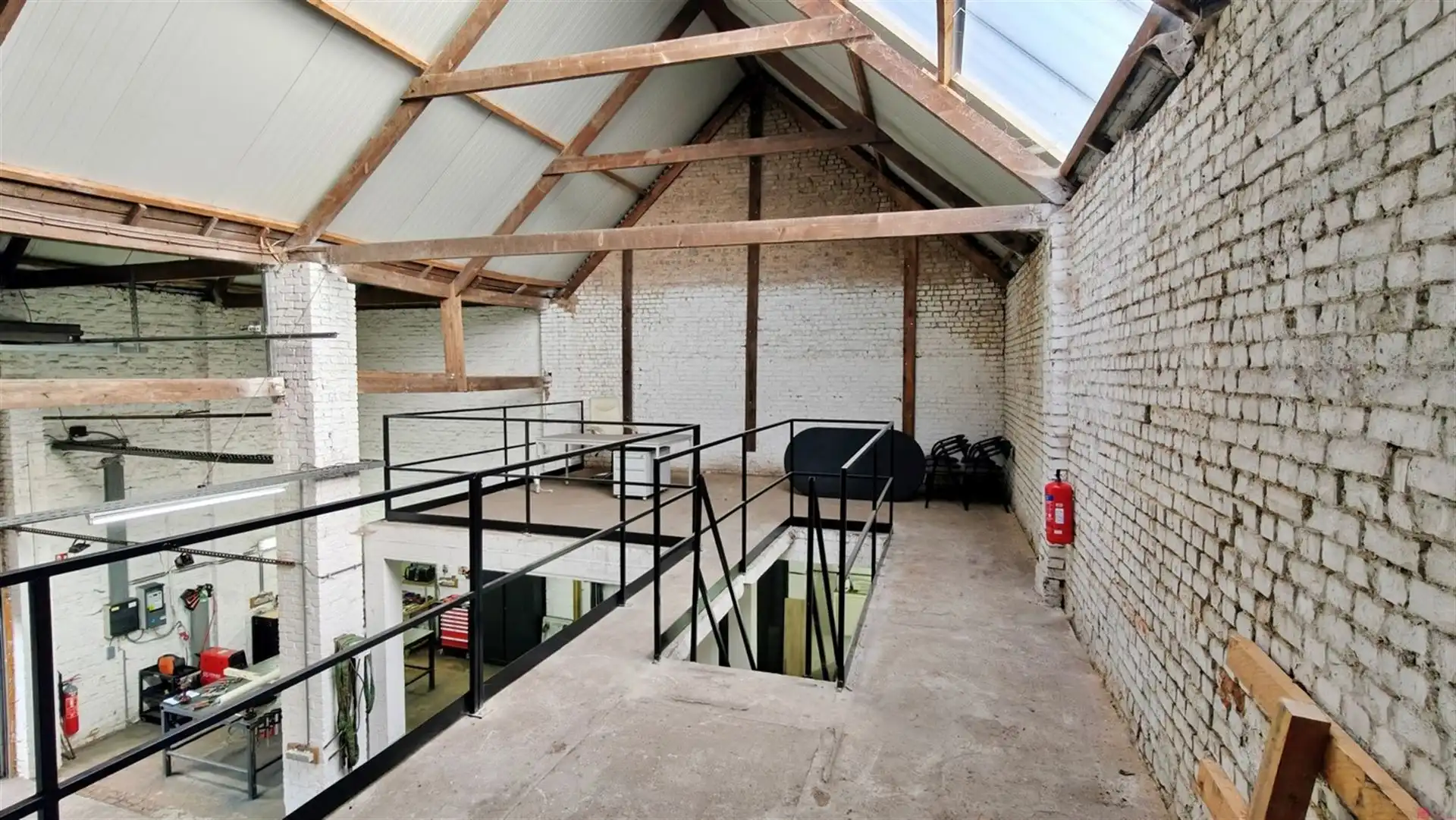 Goed gelegen magazijn/loods te Kortrijk foto 9