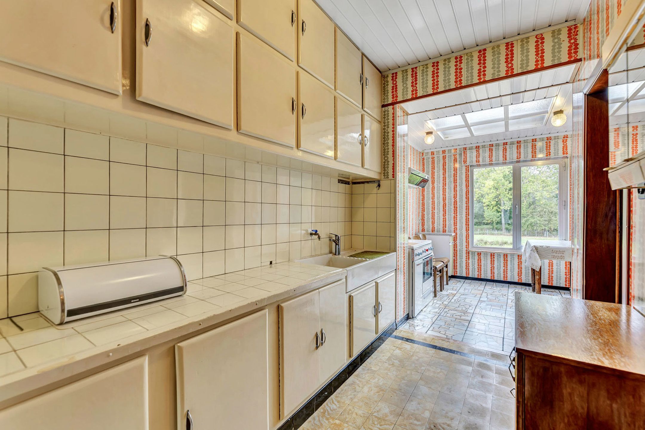 Te renoveren woning met garage en tuin foto 8