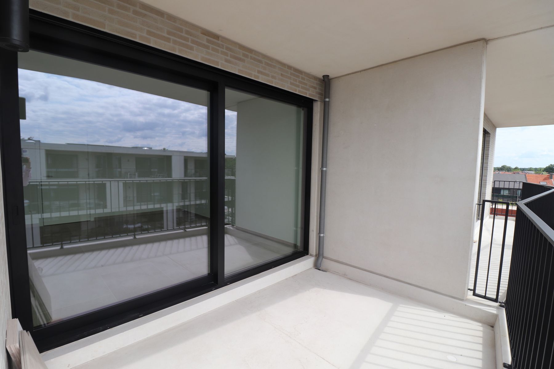 Prachtig nieuwbouwappartement op de bovenste verdieping met 2 terrassen, autostaanplaats en berging. foto 7