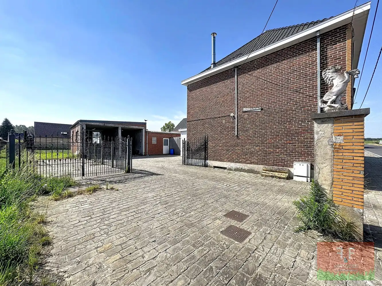 Open bebouwing met 6 slaapkamers, 3 badkamers, inpandige garage en ruime tuin foto 19
