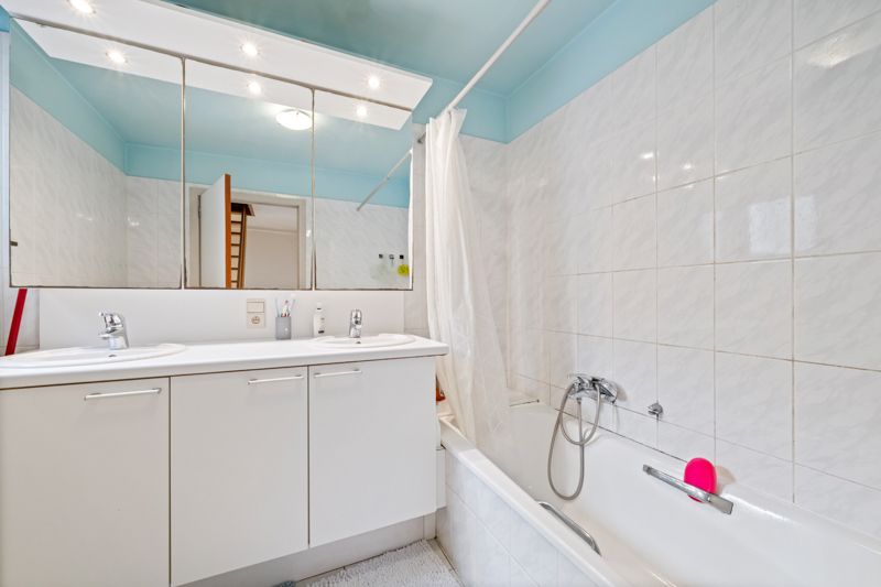 Roeselare : ruime lichtrijke duplexappartement met zolder voorzien van  2 slaapkamers en een groot zonneterras binnenin een woonerf. (opp 143 m²) foto 7