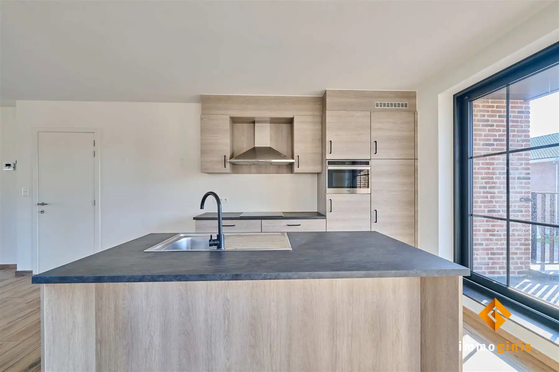 Ruim duplexappartement met 2 slaapkamers, groot terras, kelderberging en carport. foto 3