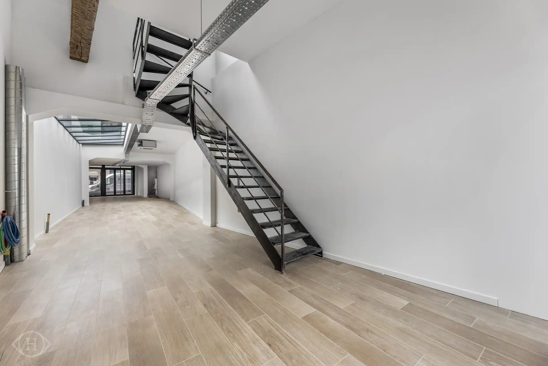 Instapklare handelsruimte met veel lichtinval en stadstuintje foto 18