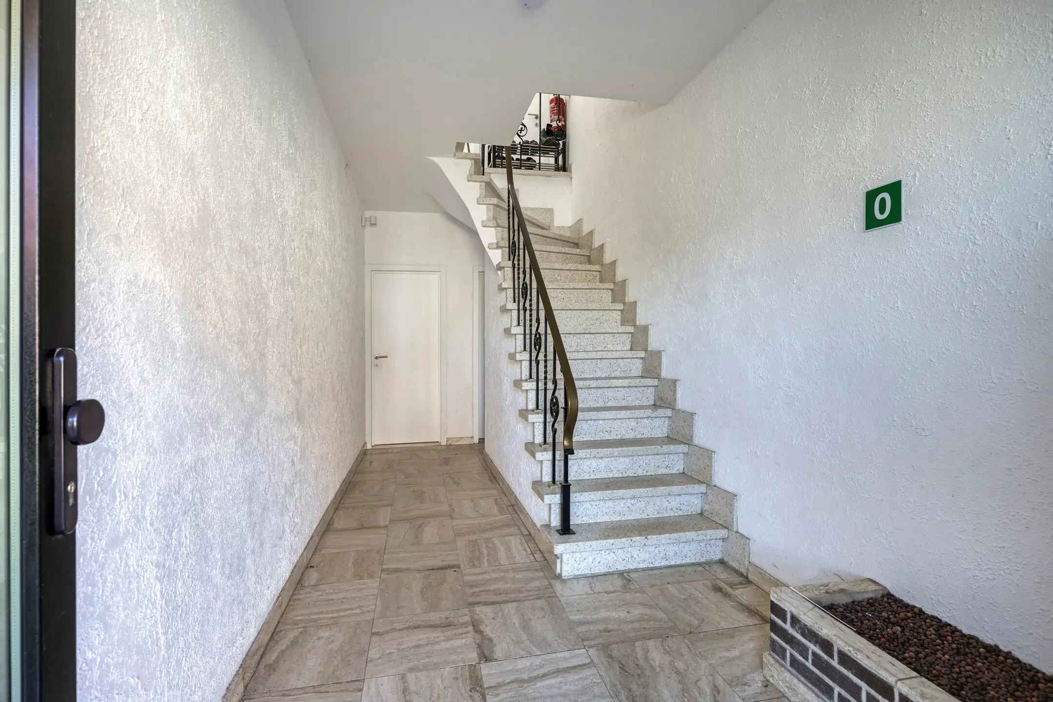 Gelijkvloers, gerenoveerd appartement met 2 slaapkamers foto 3