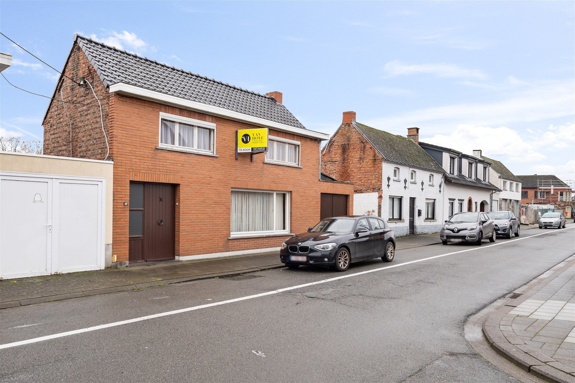 Hoofdfoto van de publicatie: op te knappen woning met leuke tuin en inpandige garage.