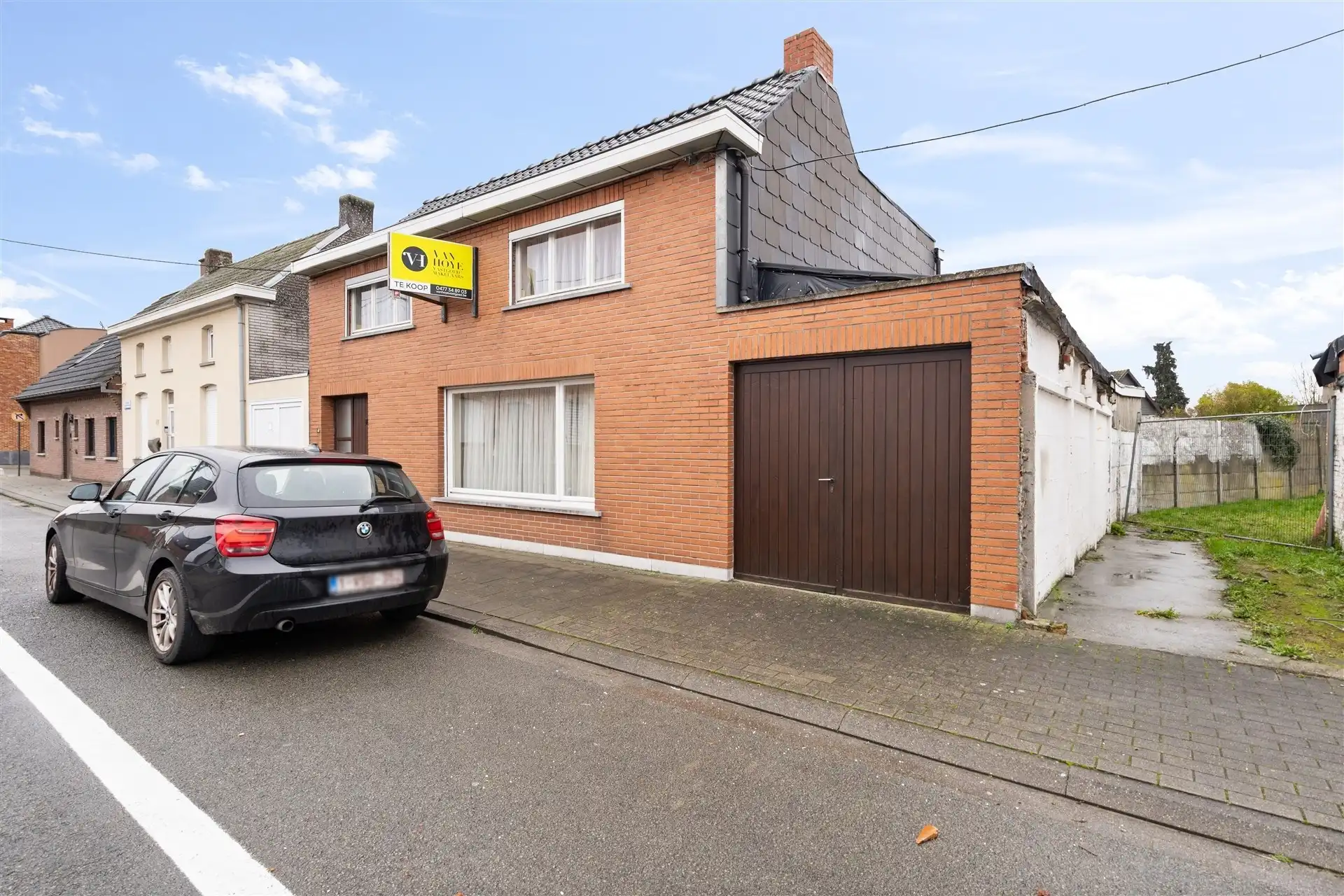 Hoofdfoto van de publicatie: op te knappen woning met leuke tuin en inpandige garage.