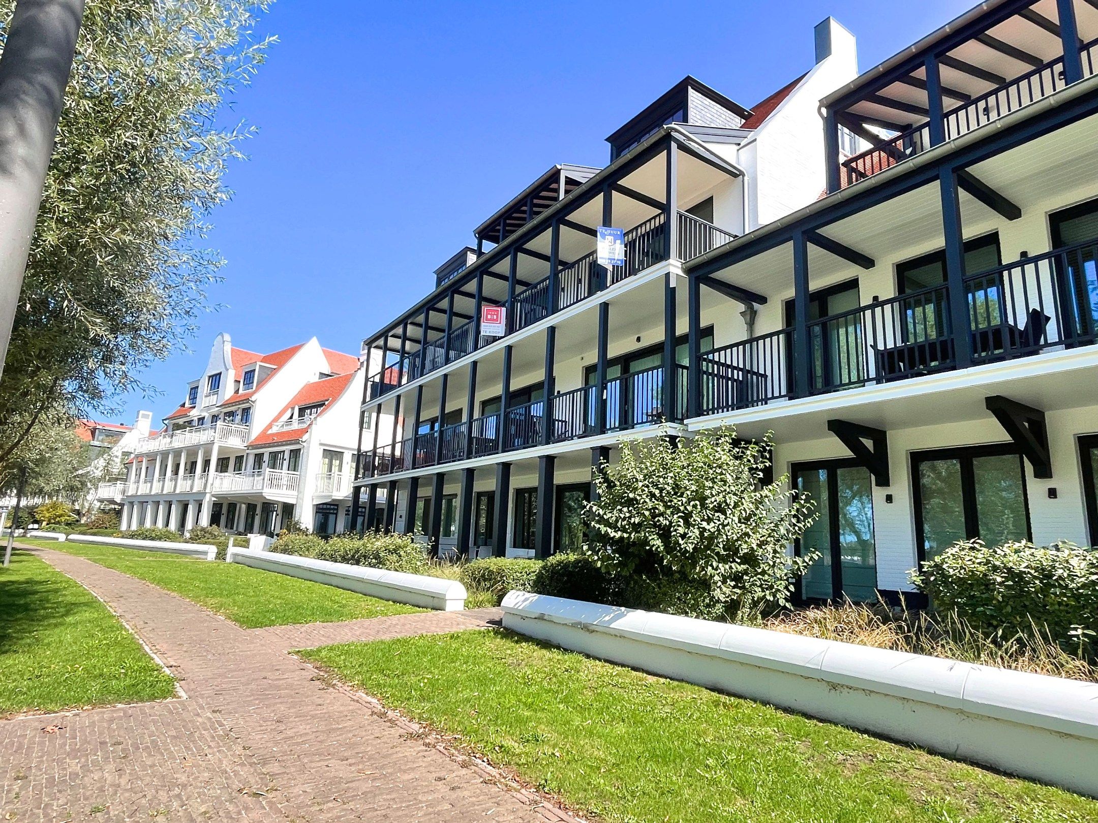 Recent appartement met garage en zicht op het meer. foto 2