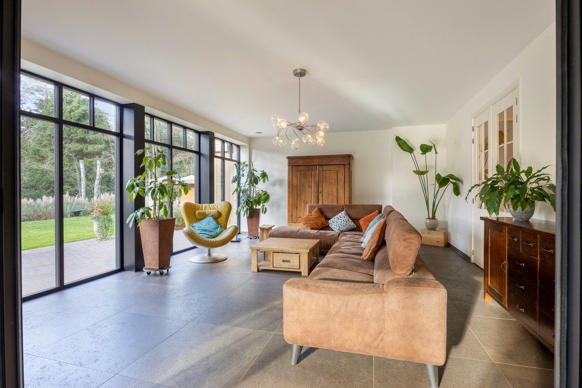 Ruim ingedeelde en kwalitatief afgewerkte villa op een mooi perceel met naastgelegen bouwgrond. foto 3