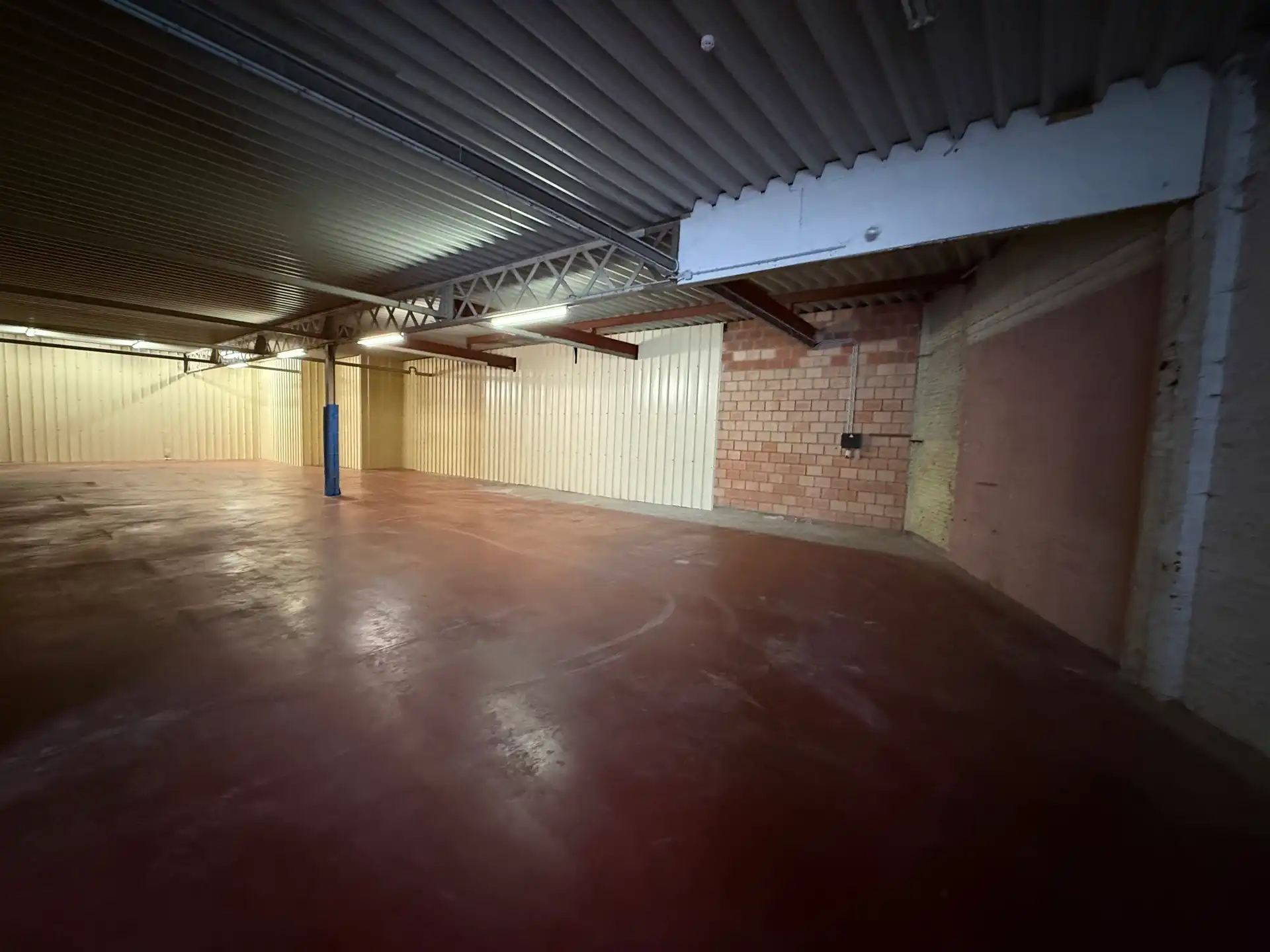 VLIERZELE - Opslagruimte vlakbij de invalsweg. foto 4