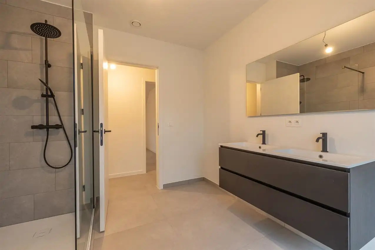 Instapklare nieuwbouwwoning op ruim perceel met 3 slk foto 24