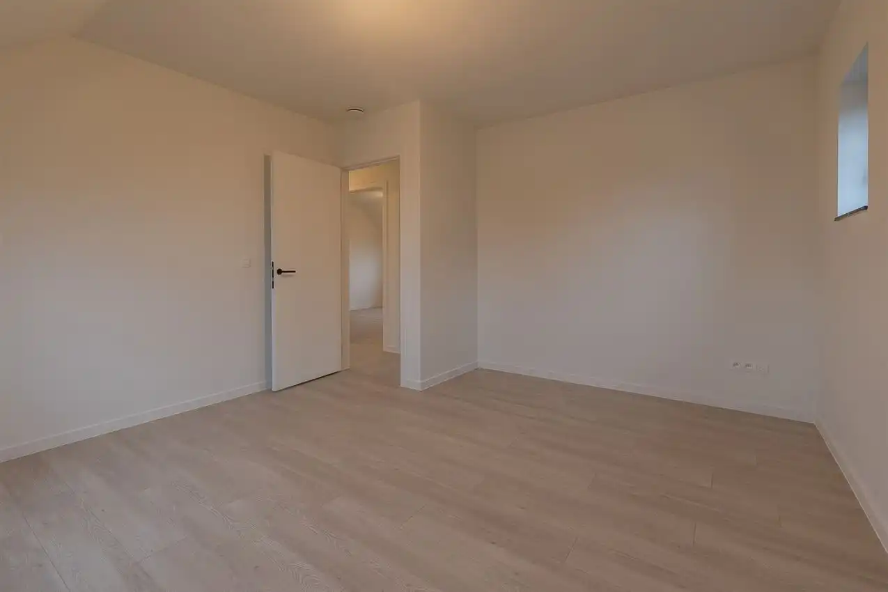 Instapklare nieuwbouwwoning op ruim perceel met 3 slk foto 24