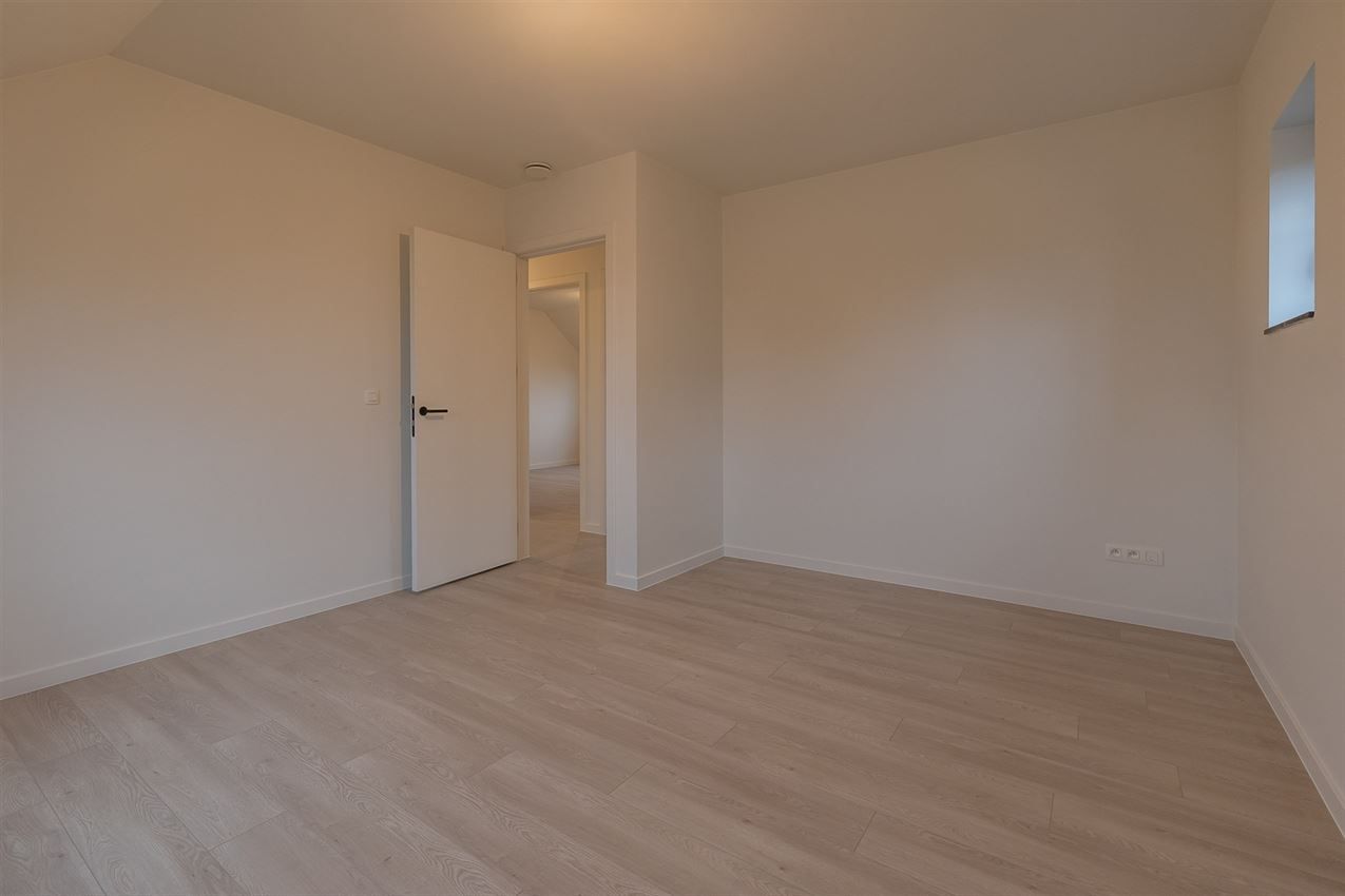 Instapklare nieuwbouwwoning op ruim perceel met 3 slk foto 24