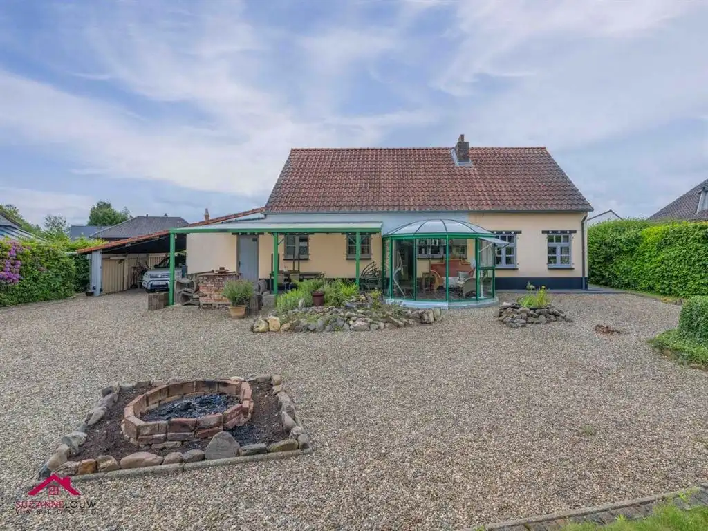 Karaktervolle, vrijstaande woning op riant perceel foto 4