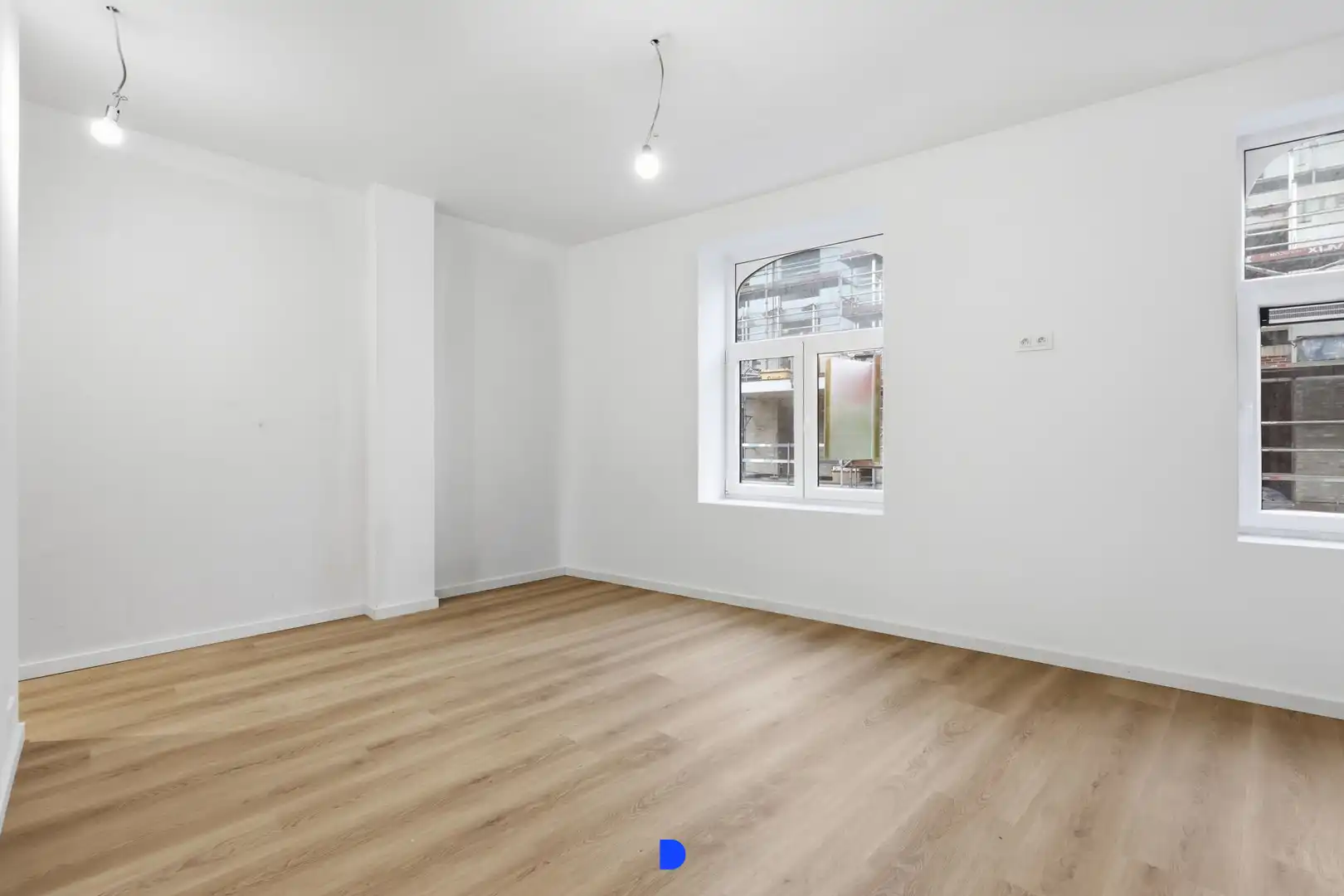 Stijlvol gerenoveerde woning met lichtrijke leefruimtes en tuin foto 17