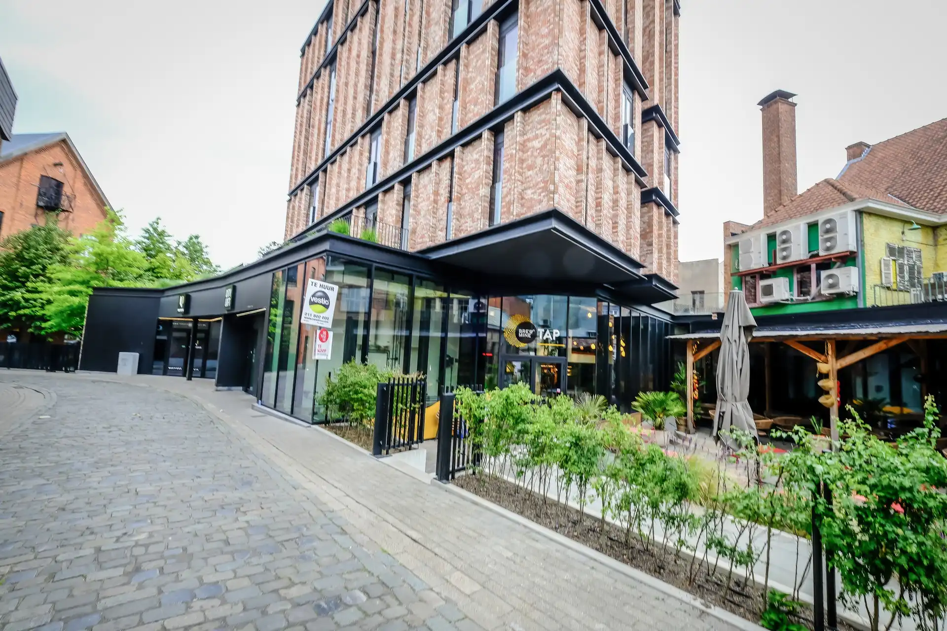 Handelspand van 245 m² op toplocatie in hartje Hasselt foto {{pictureIndex}}