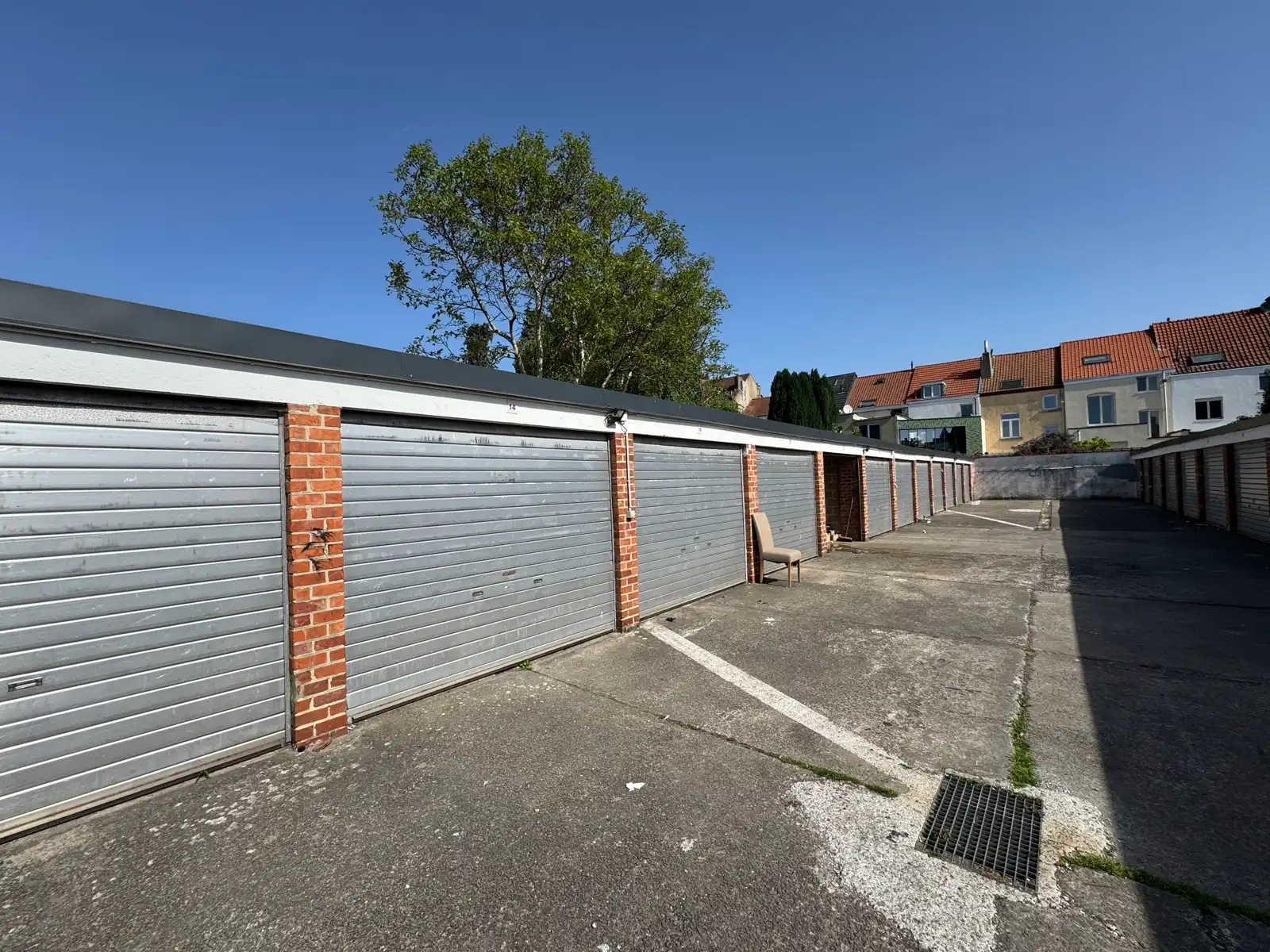 Geheel van 36 garages (vernieuwde poorten en dak) foto 5