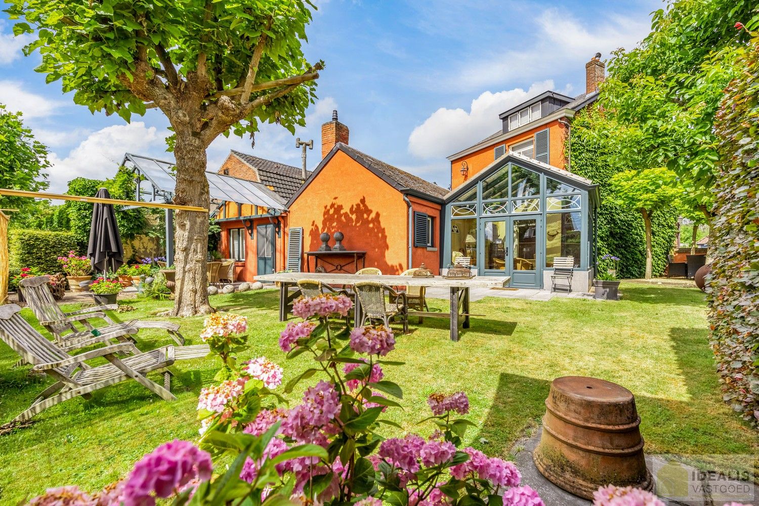 RUIME, CHARMANTE EN INSTAPKLARE WONING IN HARTJE HAMONT! HEERLIJKE WOONKAMER VOORZIEN VAN PARKET EN MET HAARD, LICHTRIJKE KEUKEN MET DIRECTE TOEGANG TOT PRACHTIGE VERANDA, 4 SLAAPKAMERS, RUIME GARAGE EN PRACHTIG AANGELEGDE TUIN OP SCHITTEREND PERCEEL VAN 7A 55CA IN HET HARTJE VAN HAMONT-ACHEL EN OP SLECHTS ENKELE MINUTEN VAN DE NEDERLANDSE GRENS! foto 34