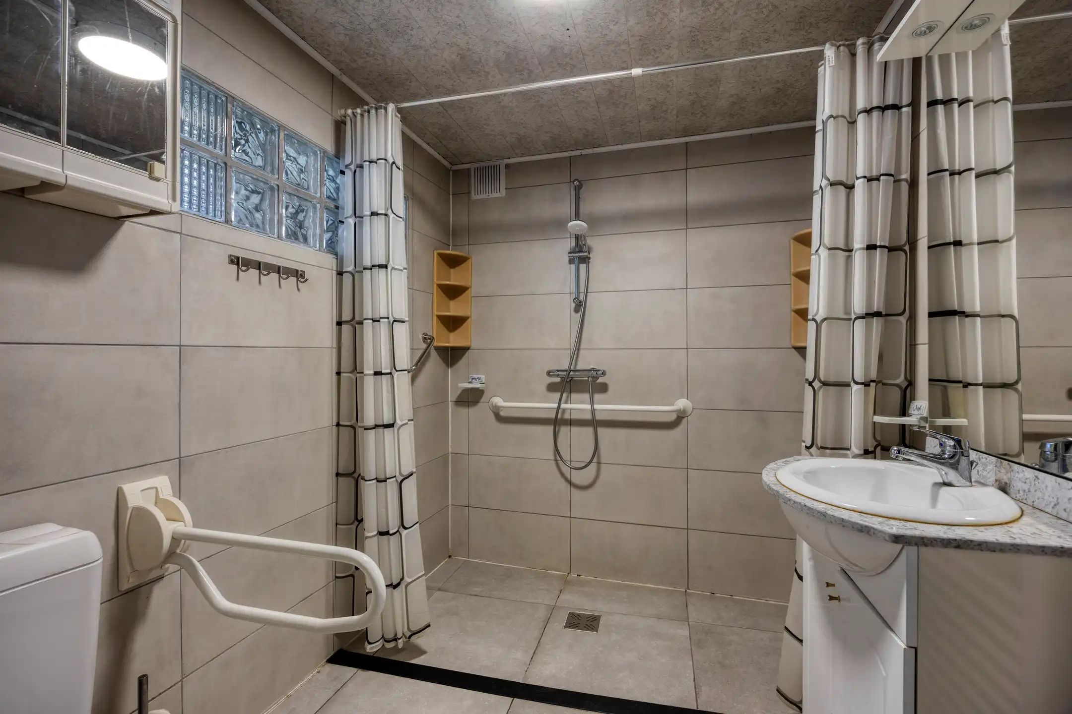 Te renoveren woning met garage en tuin foto 9