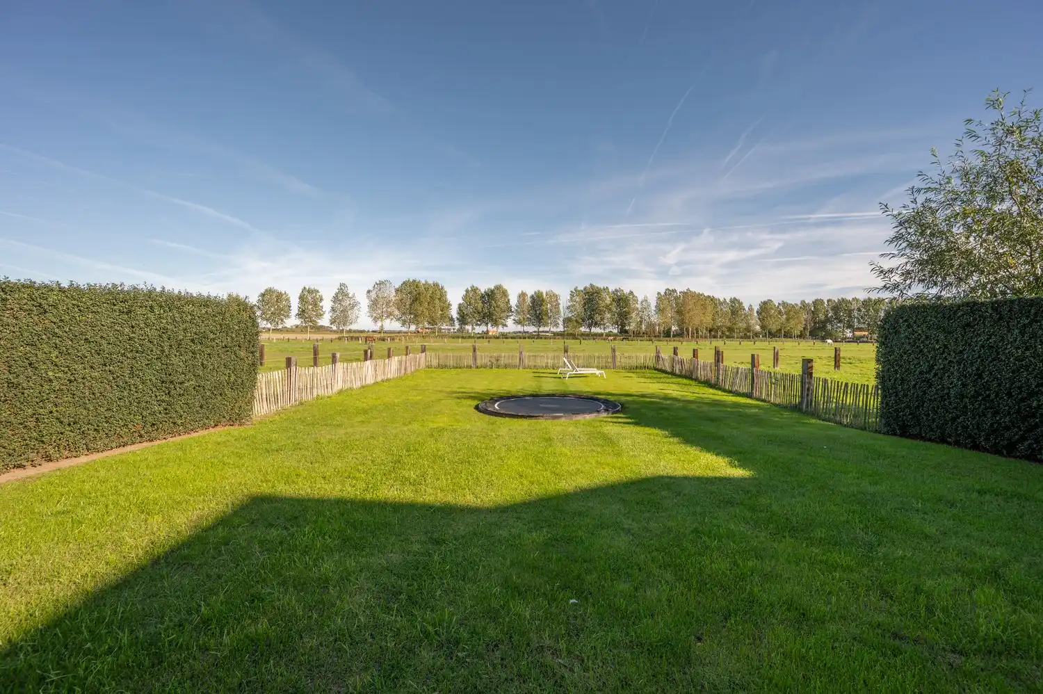 Rustig gelegen koppelvilla met prachtige tuin en open zicht over de weilanden foto 12