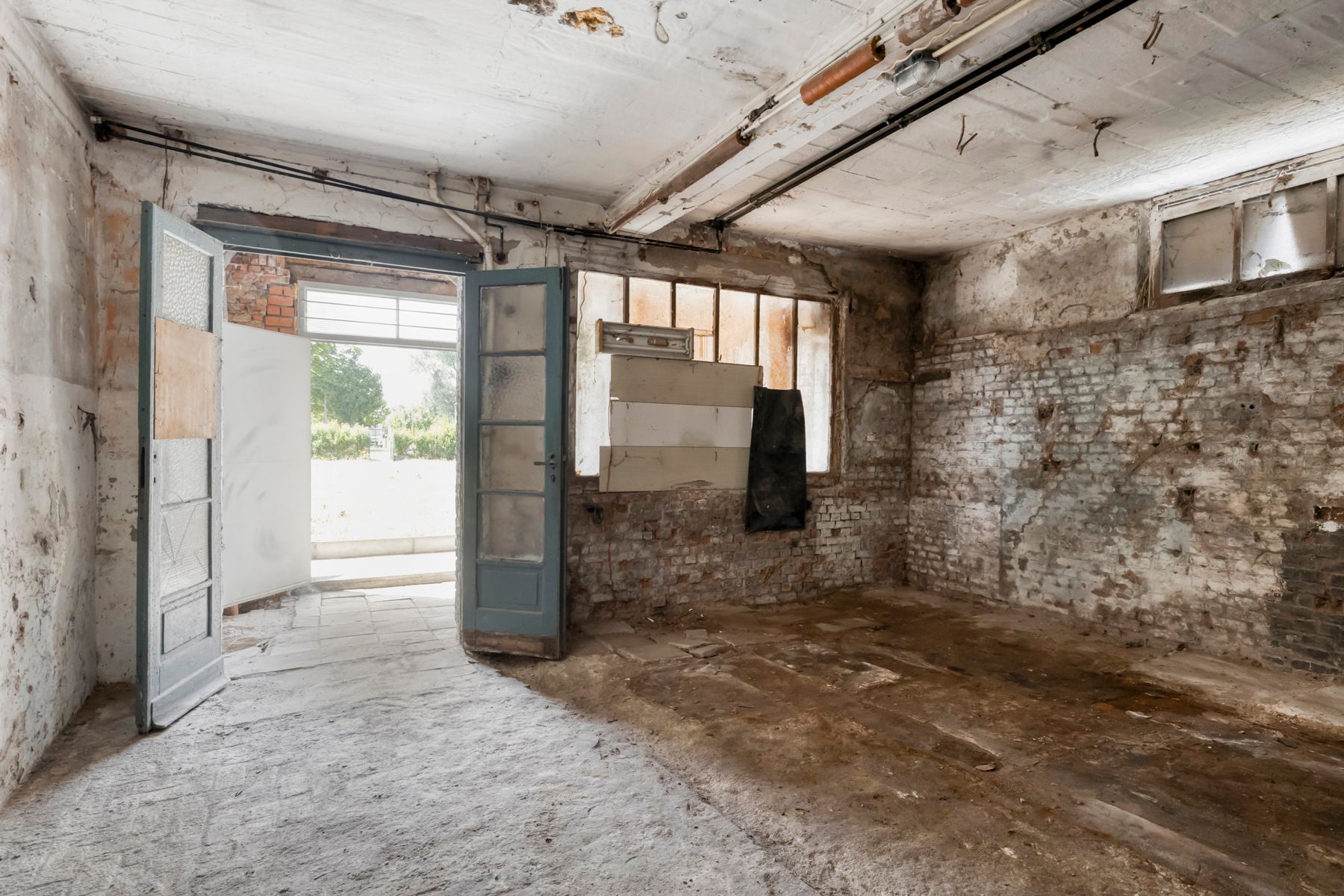 Te renoveren woning met ruime tuin. foto 17