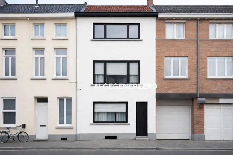 TE RENOVEREN: 193 m2 - 4 slpks - nabij station/stadsrand foto 2