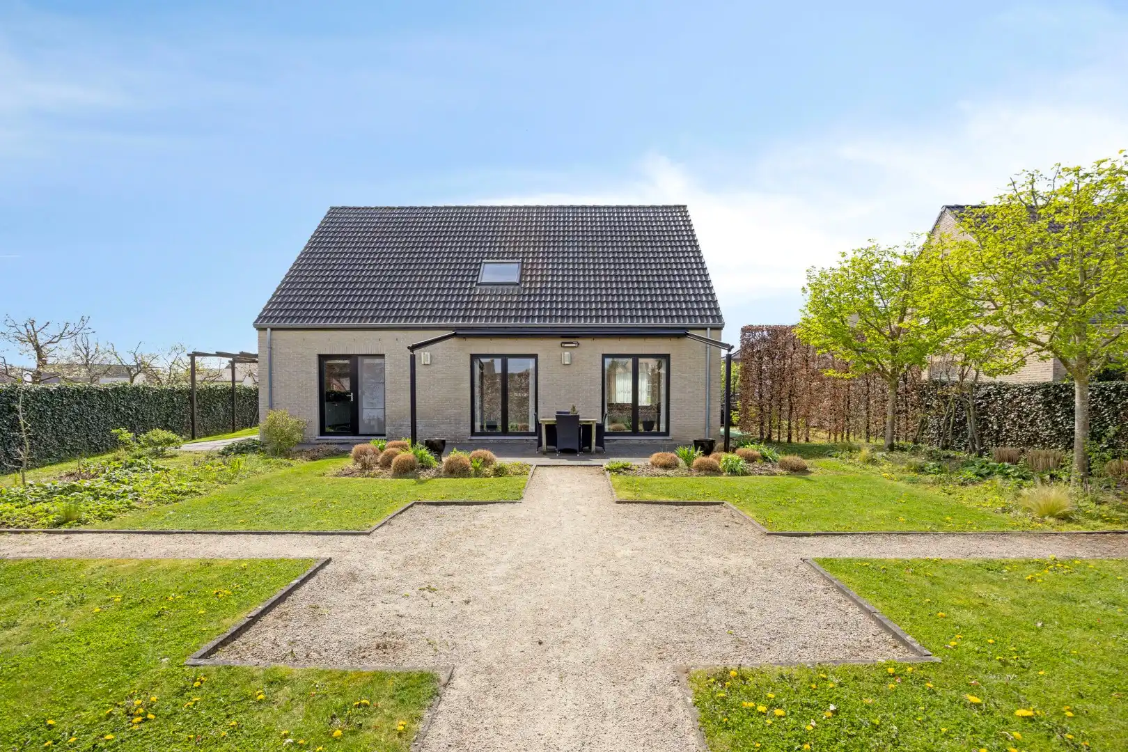 Rustig gelegen in MIllen Riemst, staat deze knappe woning met tuin te koop foto 2