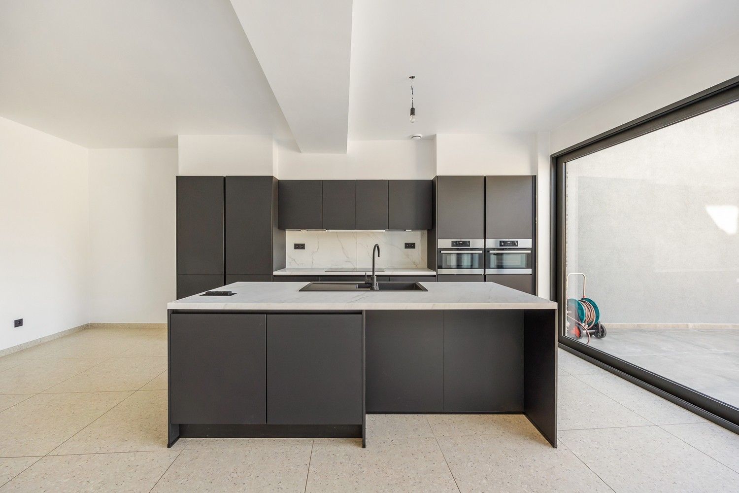 Modern gelijkvloers appartement met een zeer grote tuin (±200m²)  in hartje Sint-Niklaas! foto 4