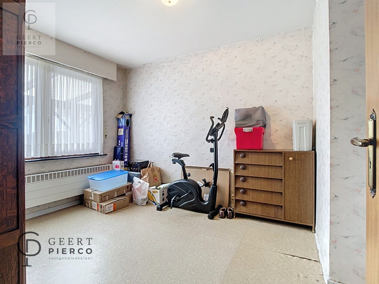 Deze ruime bungalow met vier slaapkamer, garage en tuin is gelegen aan de stadsrand van Landen. foto 14
