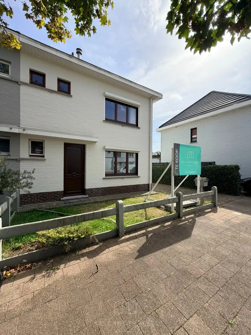 Te renoveren halfopen bebouwing met 3 slaapkamers, ruime garage en open uitzicht in hartje Bornem foto 4