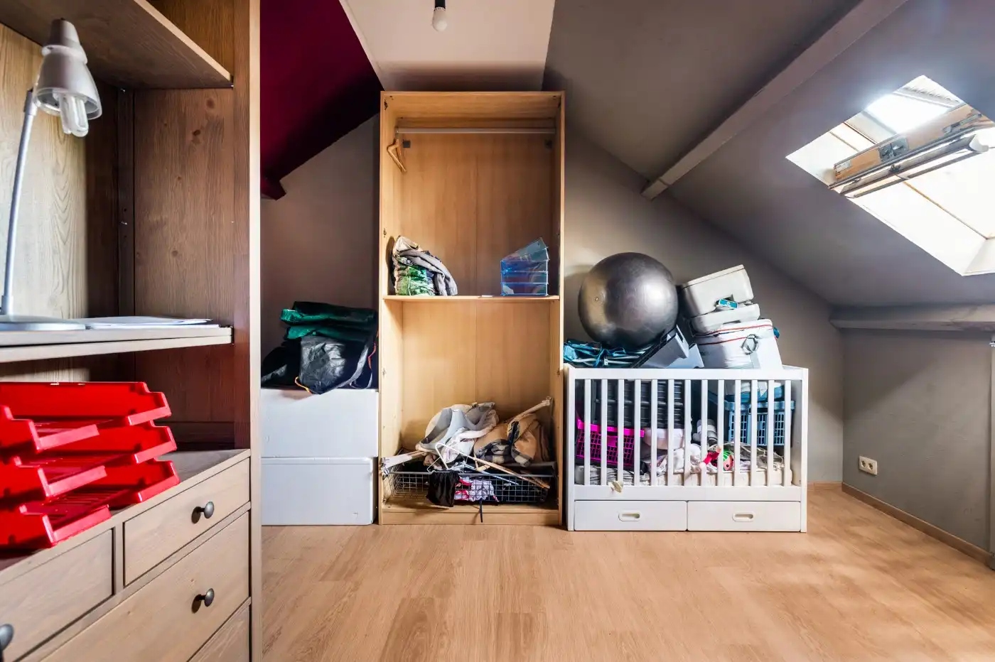 Charmante, te renoveren woning met ruime groene tuin foto 28