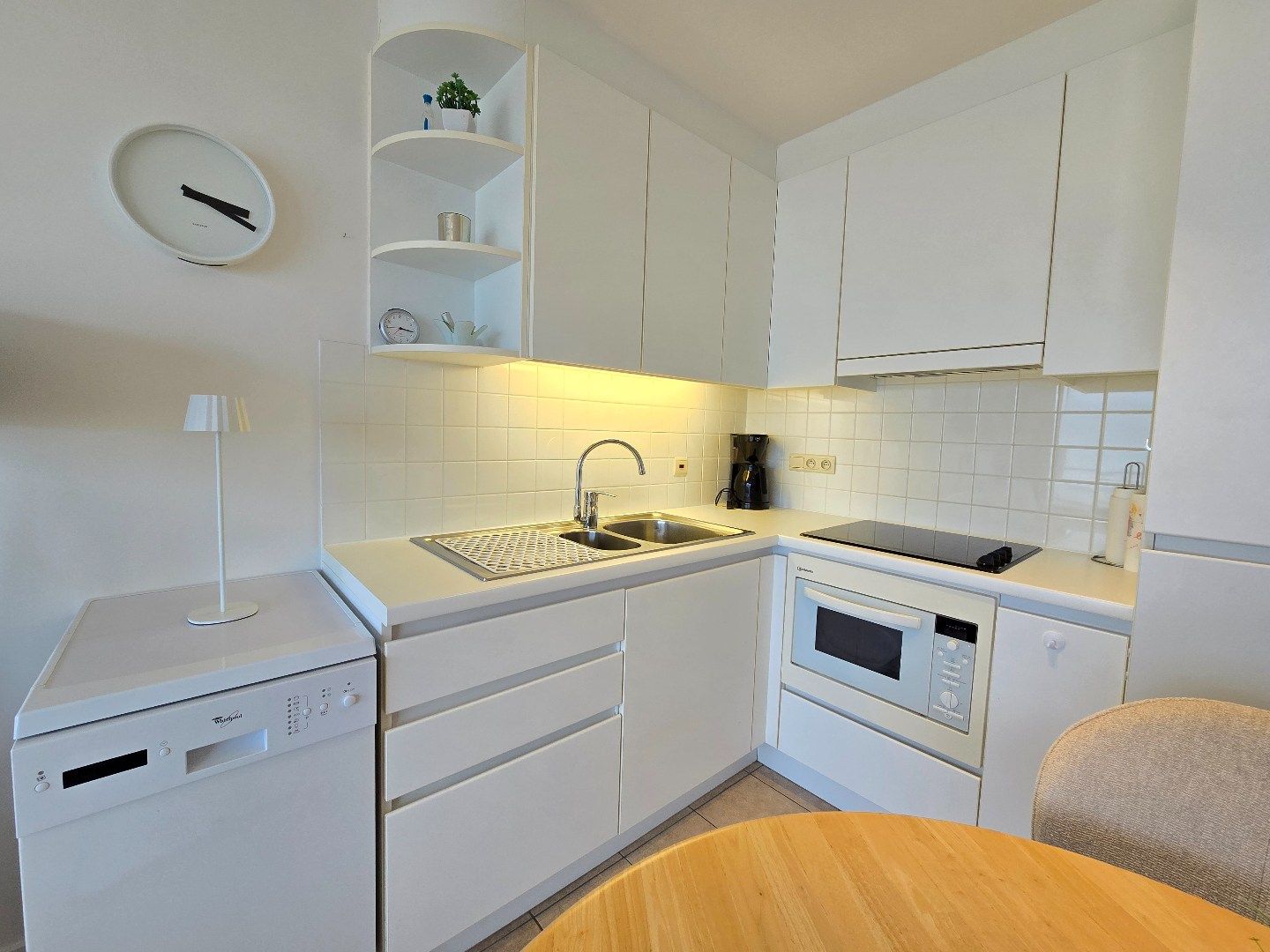 Studio met slaaphoek en frontaal zeezicht foto 5