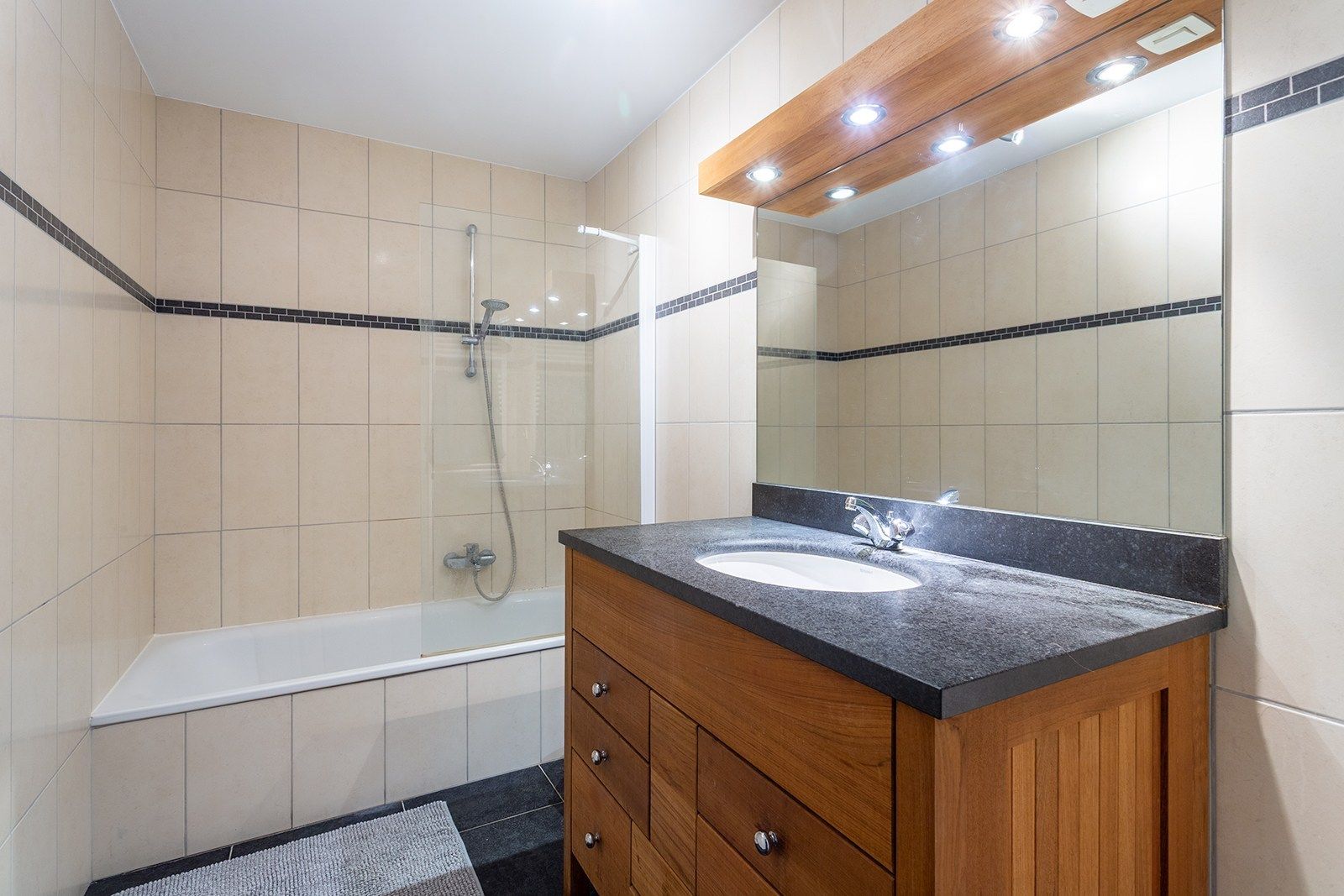 Rustig wonen met zicht op groen: goed onderhouden appartement met groot terras foto 14