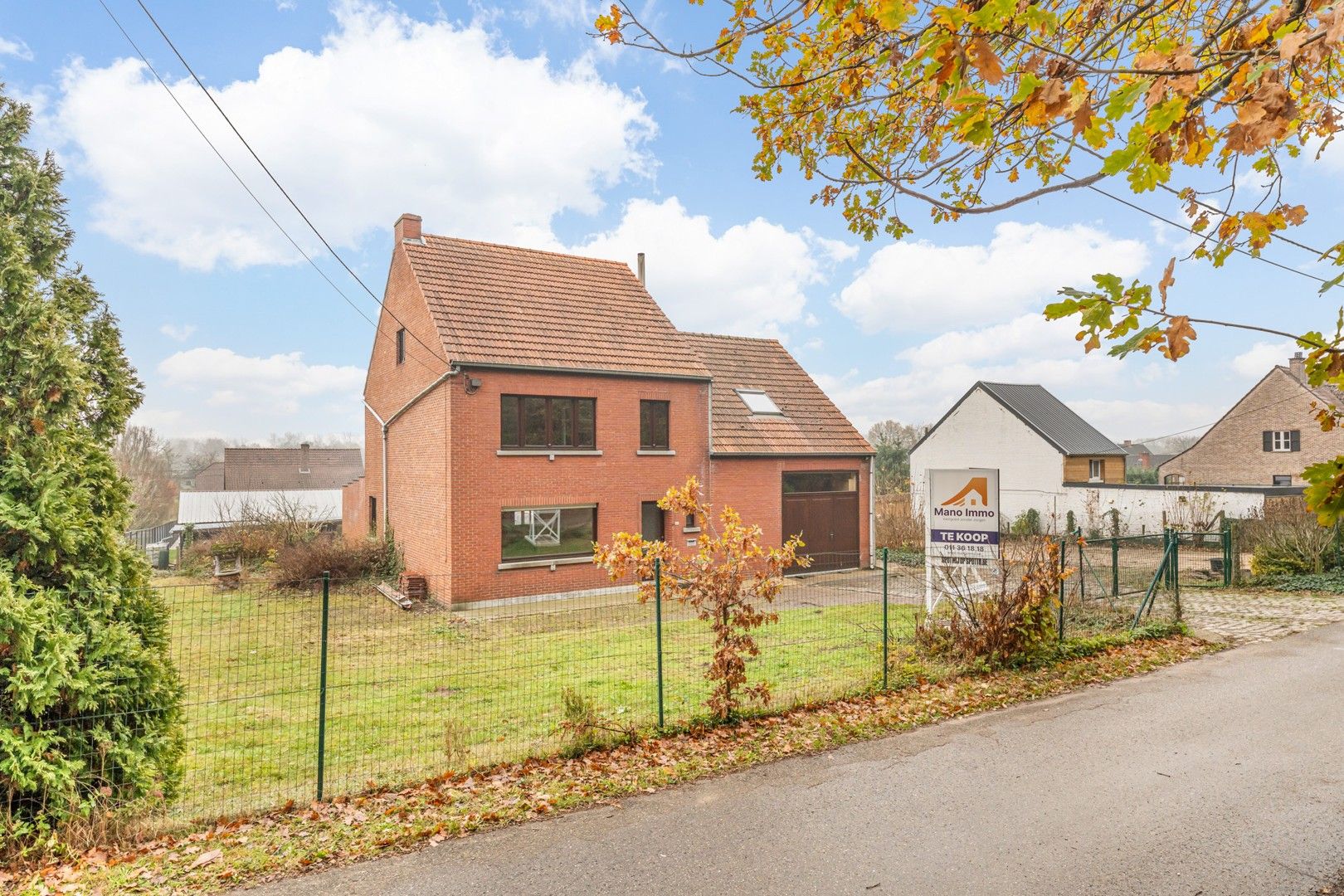 Te renoveren woning op ruim perceel met tal van mogelijkheden foto {{pictureIndex}}