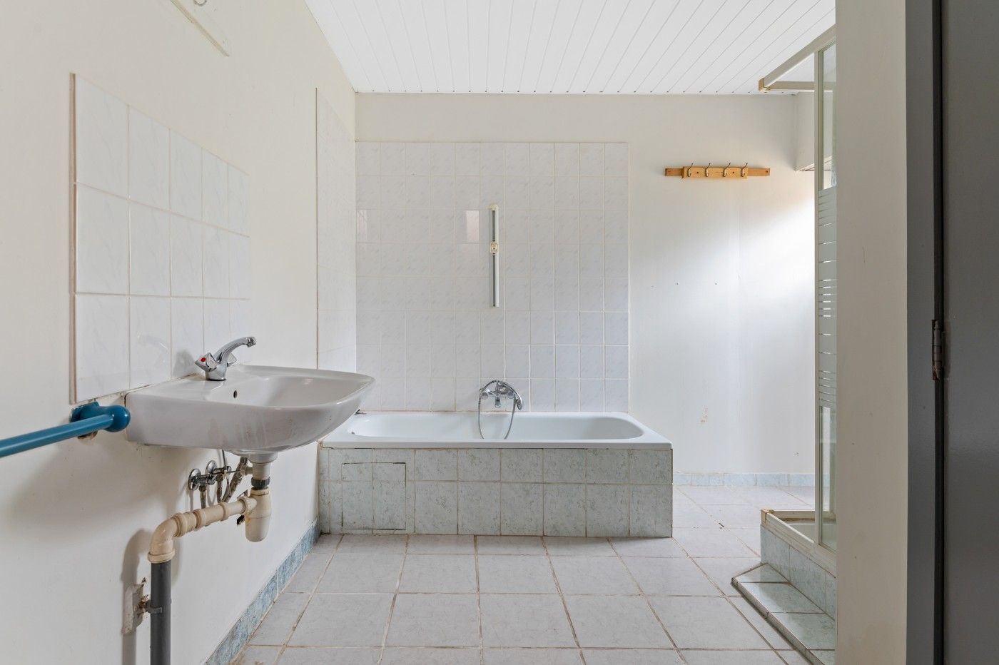 Charmante, te renoveren woning met 2 slpk. en tuin foto 10