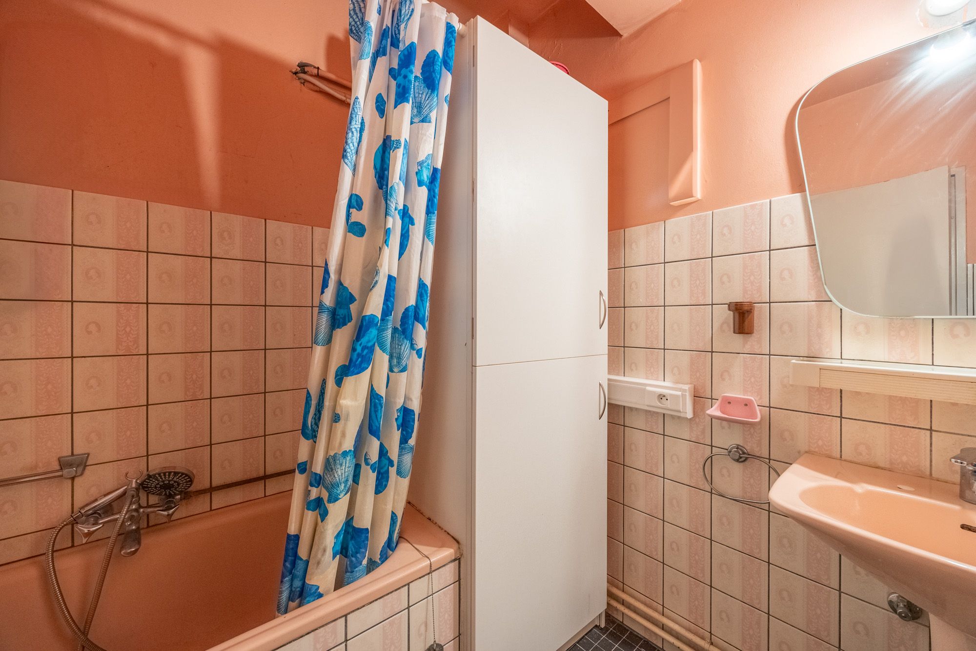 IDEALIS VASTGOED - CENTRAAL GELEGEN 2-SLPKMR APPARTEMENT IN HET CENTRUM VAN LEOPOLDSBURG! – Correct onderhouden appartement op de eerste verdieping (+-88m²) met een aangename leefruimte, aparte keuken, 2 slaapkamers, badkamer en apart toilet. Het appartement beschikt tevens over een lift en een privatieve kelder. Geschikt voor zij die zoeken naar betaalbaar wonen in het centrum van Leopoldsburg. foto 9