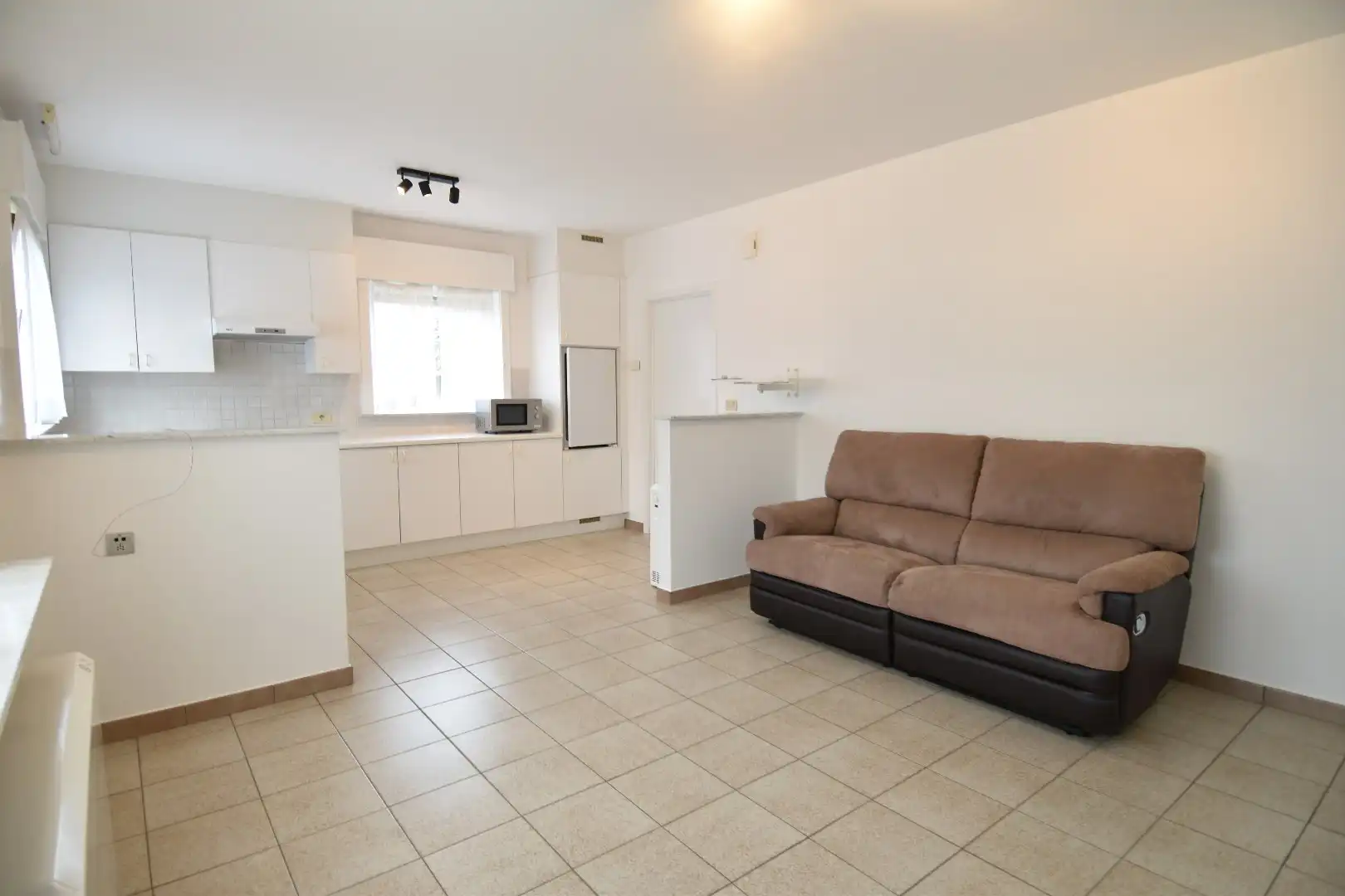 Verzorgde halfopen woning dichtbij het centrum van Heule foto 3